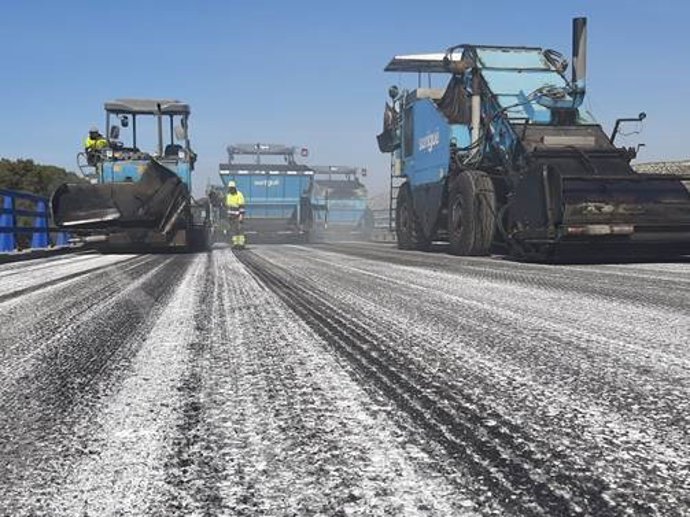 El Mitma realiza las obras de rehabilitación del firme en la A-2 entre la capital aragonesa y Aljafarín.