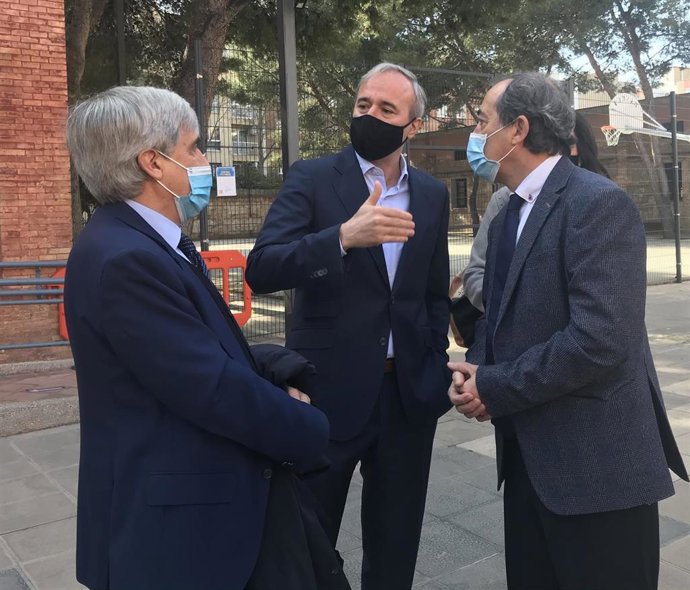 El alcalde de Zaragoza, Jorge Azcón, en el centro