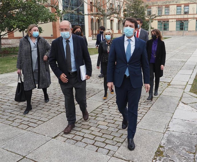 Mañueco e Igea se dirigen a la rueda de prensa acompañados de los consejeros