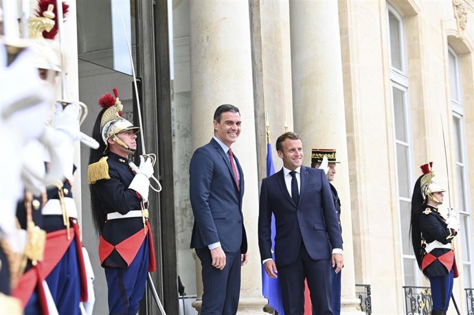 Archivo - El presidente del Gobierno, Pedro Sánchez) y el presidente de Francia, Emmanuel Macron, a las puertas del Elíseo
