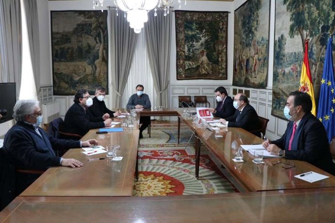 El secretario general de la Federación de Servicios Públicos de UGT (FeSP-UGT), Julio Lacuerda, tras la reunión mantenida con el ministro de Política Territorial y Función Pública, Miquel Iceta.