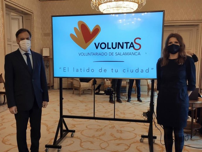 El alcalde de Salamanca y la concejal de Participación, Almudena Parres, en la presentación del nuevo reglamento del voluntariado en la ciudad.