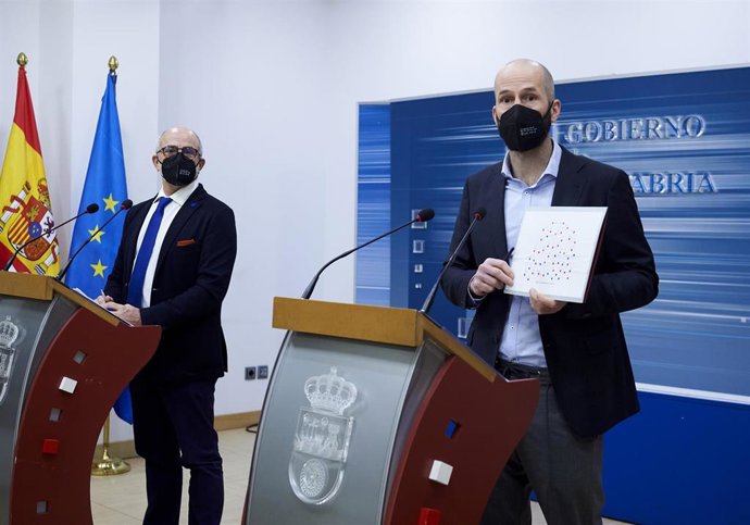 Archivo - El consejero de Sanidad de Cantabria, Miguel Rodríguez, acompañado del director general de Salud Pública, Reinhard Wallmann