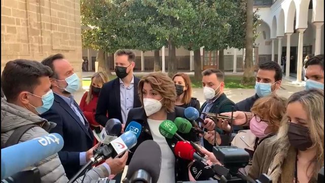 La secretaria general del PSOE-A, Susana Díaz, atiende a los medios en los pasillos del Parlamento andaluz