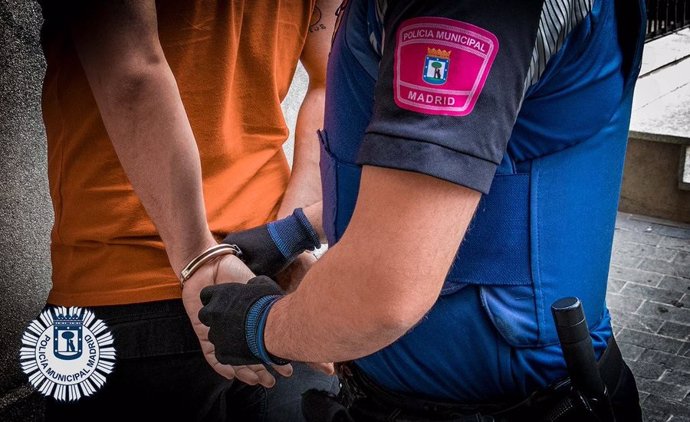 Detenido un conductor ebrio y sin carné tras una persecución policial por las calles de San Blas