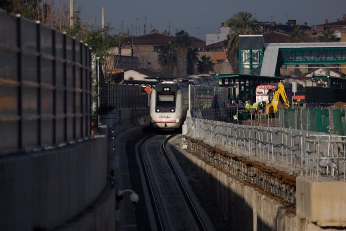 Un tren circula por el túnel construido de acceso a la estación Murcia del Carmen