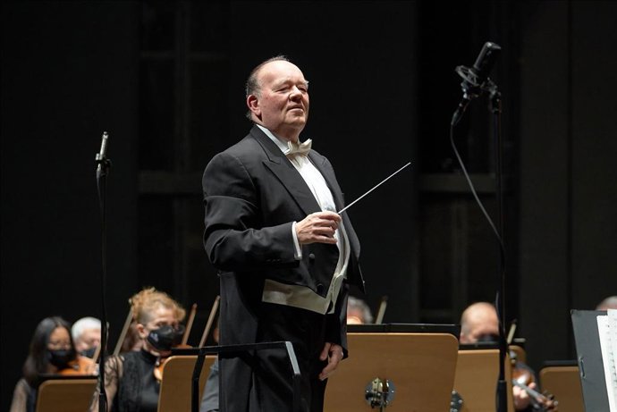 Archivo - El maestro francés Marc Soustrot, dirigiendo a la orquesta sinfónica