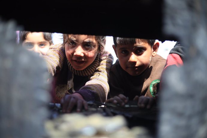 Archivo - Niños desplazados en un campamento de Idlib (Siria)