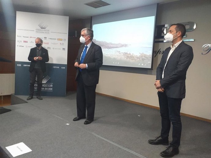 Portavoces de la Confederación Mar Industria Alimentaria (CMIA), encabezados por el secretario general de Anfaco y presidente de la patronal gallega (centro), Juan Manuel Vieites.