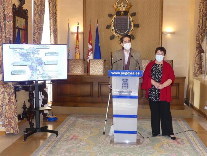El concejal de Obras, Servicios e Infraestructuras, Miguel Merino, y la alcaldesa de Segovia, Clara Luquero.