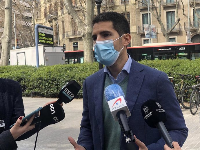 El diputado de Cs en el Parlament Nacho Martín Blanco en atención a los periodistas en la plaza Urquinaona de Barcelona el 11 de marzo de 2021.