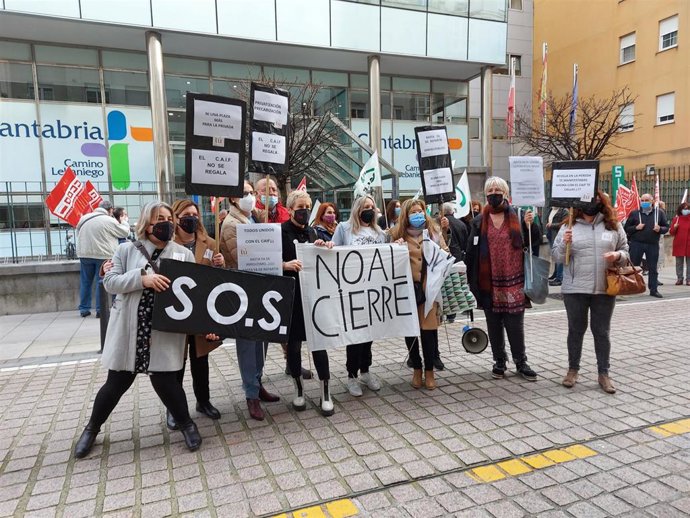 Manifestación de los sindicatos ante la sede del Gobierno por el cierre del centro de menores CAIF