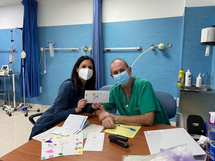 Profesionales sanitarios del distrito Axarquía reciben cartas de apoyo por su trabajo durante la pandemia