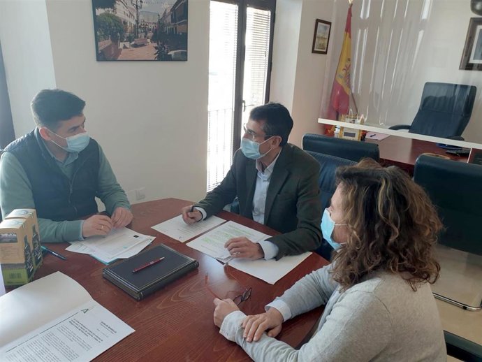 El delegado territorial de Agricultura, Ganadería y Pesca, Fernando Fernández Tapia-Ruano, en una visita institucional al municipio malagueño de Riogordo, se reúne con el alcalde, Antonio Alés-