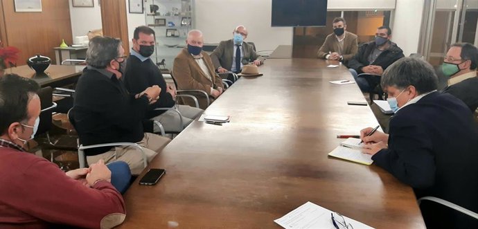 Representantes del Ayuntamiento de Palma, de la Empresa Municipal de Aguas y Alcantarillado (Emaya), del Obispado de Mallorca y de la Asociación de Vecinos de Génova durante una reunión para proponer medidas que frenen la degradación de na Burguera.