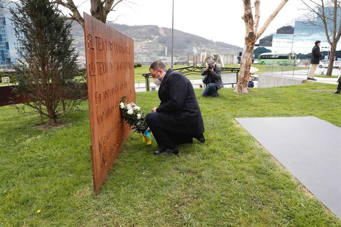 El presidente del Principado, Adrián Barbón, participa en el acto homenaje a las víctimas del coronavirus en Asturias.