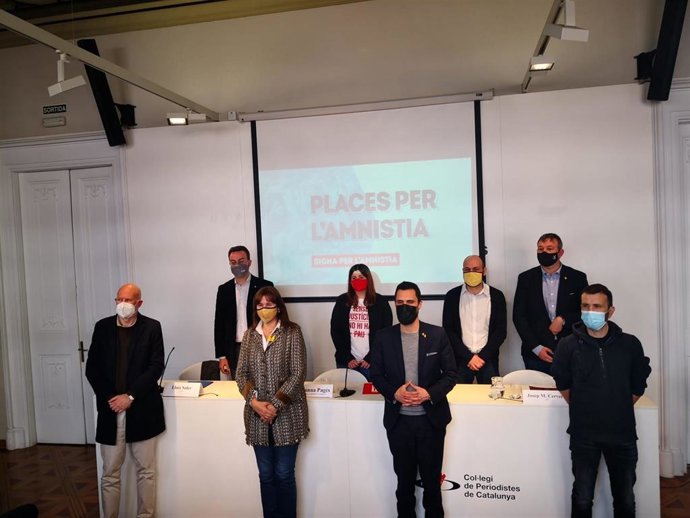 Lluís Font (PDECAT); , Lluís Soler (ACM); Laura Borrs (ACM); la portavoz de Amnistia i Llibertat, Susanna Pags; el presidente del Parlament, Roger Torrent; Marcel Mauri (mnium); Josep Maria Cervera (AMI) y Pau Juvill (CUP)