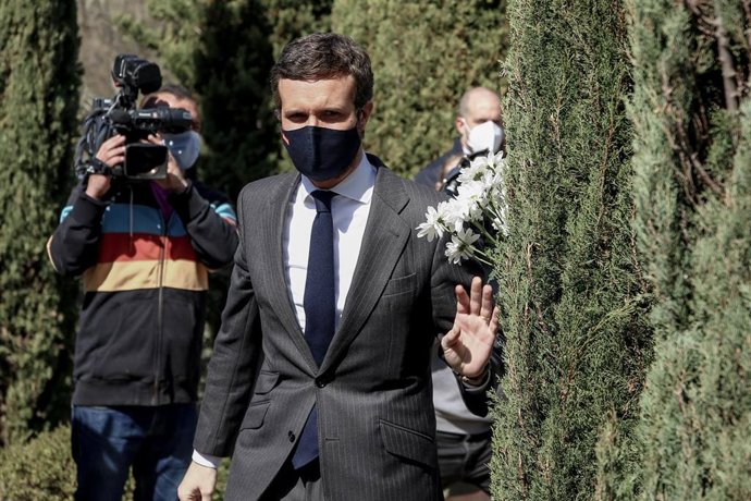 El presidente del PP, Pablo Casado, participa en una ofrenda durante el acto de la AVT con motivo del 17 aniversario del atentado del 11-M, en el Bosque del Recuerdo del Parque del Retiro, en Madrid (España), a 11 de marzo de 2021. 