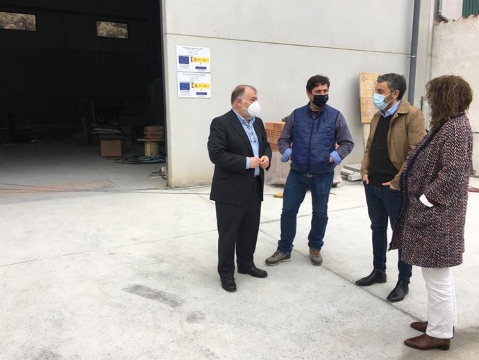 El consejero de Medio Rural y Cohesión Territorial, Alejandro Calvo, y la directora general de Desarrollo Rural y Agroalimentación, Begoña López, visitan las instalaciones de la nueva fábrica de Cárnica, en el Polígono de Guadamía, en Ribadesella.