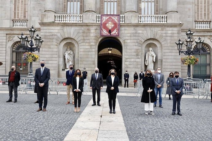 Colau y Budó presiden un minuto de silencio en recuerdo a las víctimas de ataques terroristas