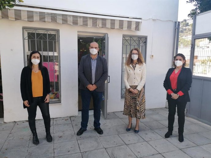 La delegada de Educación y Deporte de la Junta en Granada, Ana Berrocal Jurado, visita la Escuela Infantil La Caleta de Salobreña.