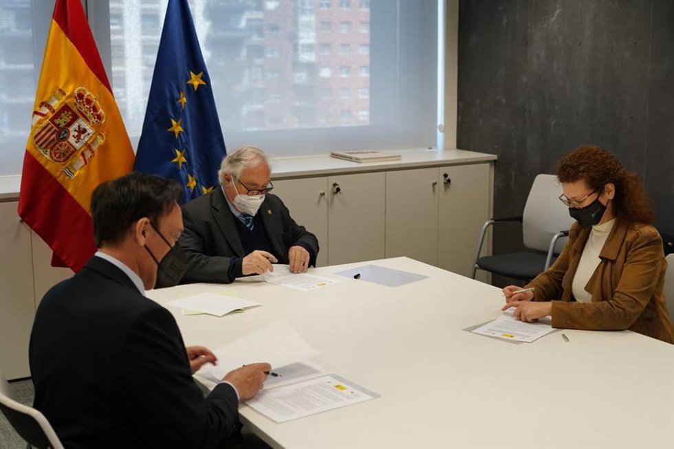 El presidente de Crue Universidades Españolas, José Carlos Gómez Villamandos (i); el ministro de Universidades, Manuel Castells (arriba); y la directora de la ANECA, Mercedes Siles Molina (d)