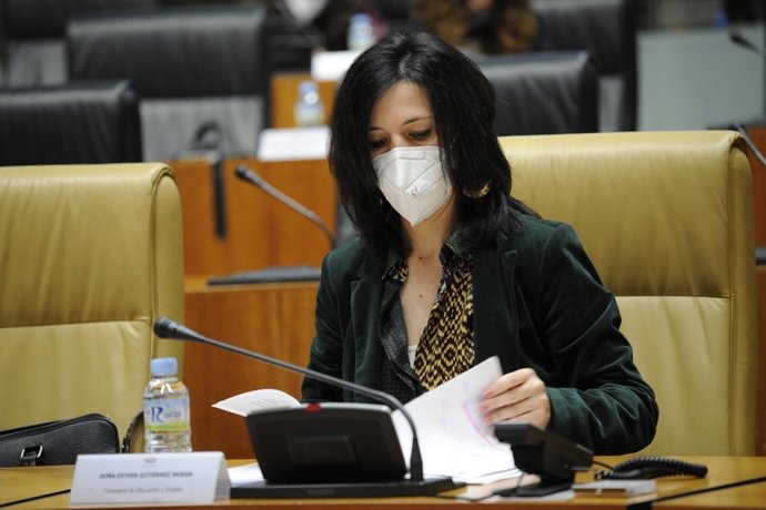 La consejera de Educación y Empleo de la Junta de Extremadura, Esther Gutiérrez, en el pleno de la Asamblea