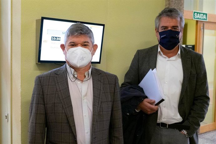 Los directores xerais de Planificación e Ordenación Forestal, José Luis Chan, e de Defensa do Monte, Manuel Rodríguez, antes de comparecer en la comisión parlamentaria
