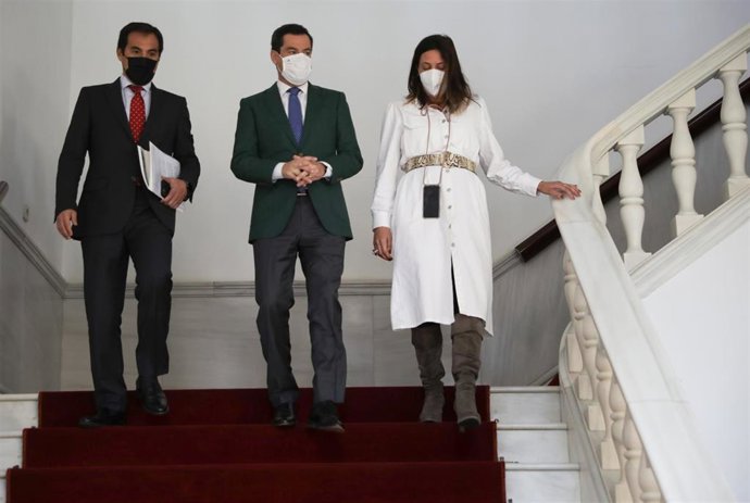 José Antonio Nieto, Juanma Moreno y Loles López, en el Parlamento andaluz.