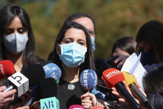La presidenta de Ciudadanos, Inés Arrimadas, atiende a los medios durante el acto de recuerdo a las víctimas de los atentados del 11-M en el Parque de El Retiro, en Madrid.