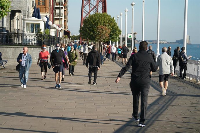 Archivo - Varias personas caminan junto al Puente de Bizkaia en Getxo