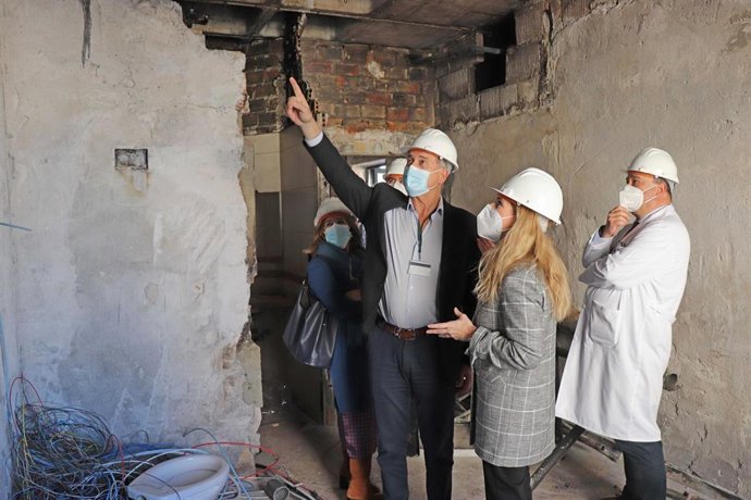 Archivo - Ana Mestre en el inicio de las obras del Hospital Puerta del Mar tras el incendio de febrero