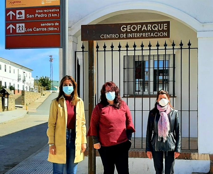 La delegada territorial de Turismo, con la alcaldesa de Alanís
