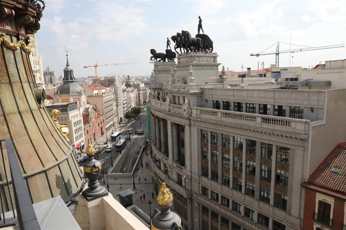 Archivo - Vistas desde la terraza del hotel Four Seasons Madrid, ubicado en el Centro Canalejas, en Madrid (España), a 15 de septiembre de 2020. El hotel, que aceptará reservas a partir del próximo 25 de septiembre, -fecha prevista para su apertura parc