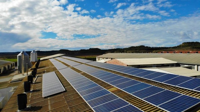 Parque solar en el tejado de una explotación ganadera.