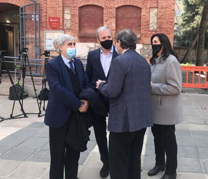 El alcalde de Zaragoza, Jorge Azcón, con el director del Centro de Encefalopatías y Enfermedades Transmisibles de la Universidad de Zaragoza, y asesor del Ayuntamiento en la gestión de la pandemia, Juan José Badiola