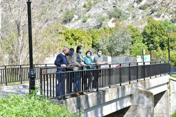 Visita a los trabajos de acondicionamiento en la ribera del río Ízbor a su paso por El Valle
