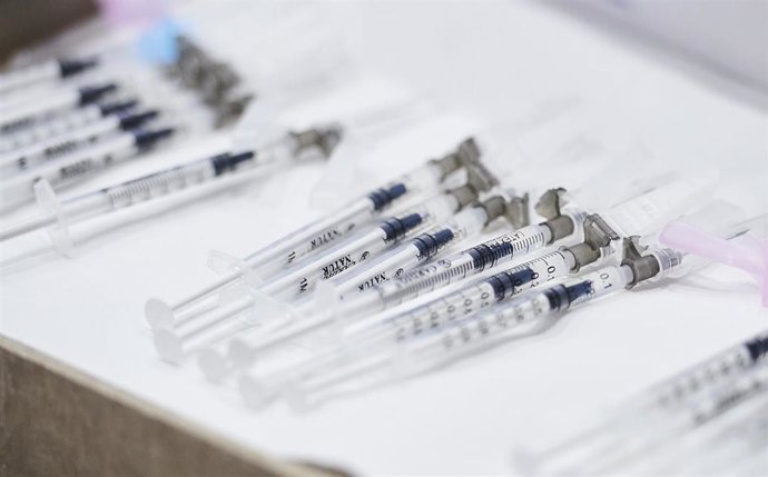 Varias jeringuillas con la segunda dosis de la vacuna de Pfizer-BioNTech contra la Covid-19 en el Hospital Universitario Marqués de Valdecilla