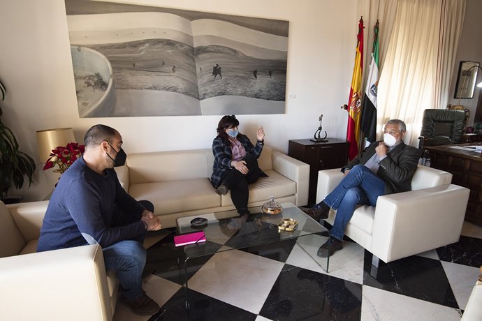 El presidente de la Diputación de Cáceres se reúne con miembros de la Fundación Triángulo Extremadura