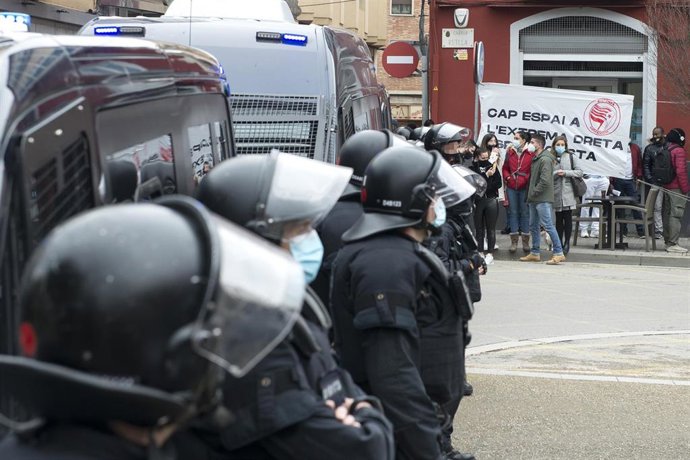 Varios mossos d'esquadra, durante un acto de campaña de Vox previo a las elecciones del 14F, en Figueres, Girona, Catalunya (España), 9 de febrero de 2021.