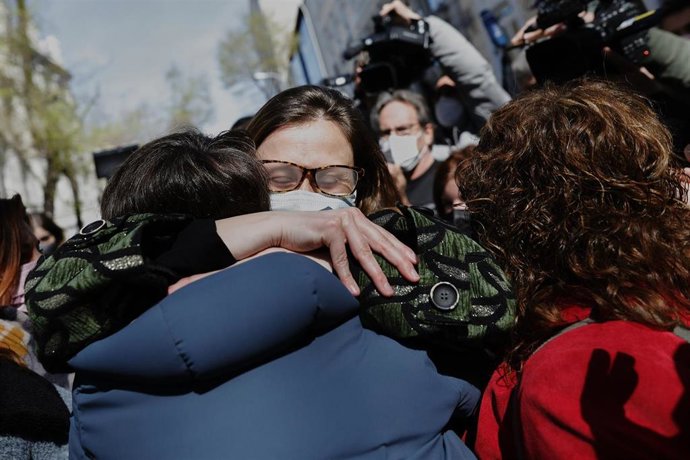La exconsellera de Agricultura, Ganadería, Pesca y Alimentación de la Generalitat Meritxell Serret abraza a una persona a su salida del Tribunal Supremo 