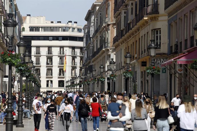 Personas pasean por la calle Larios de Málaga capital