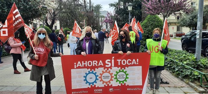 Las secretarias generales de CCOO y de UGT en Extremadura, Encarna Chacón y Patrocinio Sánchez, en una concentración en Badajoz para reclamar al Gobierno la derogación de la reforma laboral y una subida del SMI