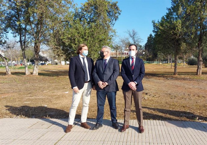 El delegado del Gobierno andaluz en Córdoba, Antonio Repullo (izda.), en su visita a Puente Genil.