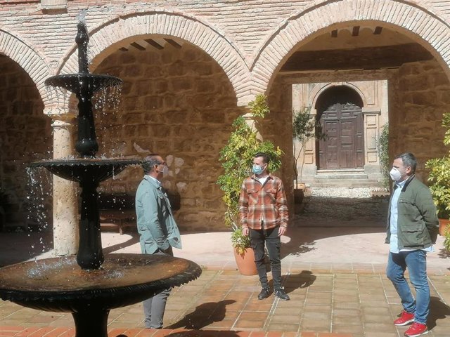 Urbano (c), en su visita a Castellar.