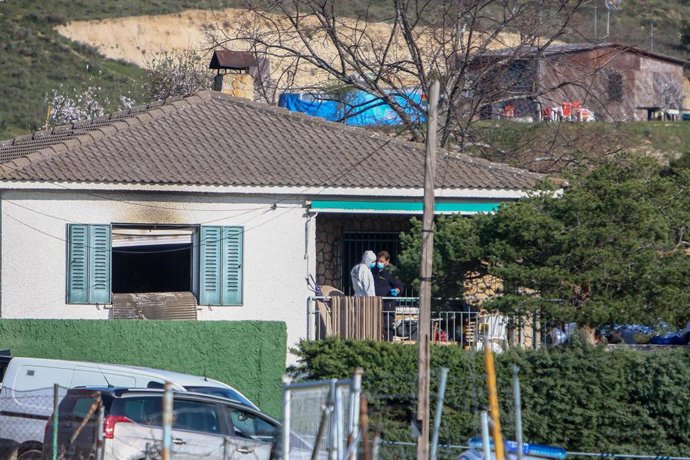 Agentes de la Guardia Civil realizan investigaciones en la vivienda donde han muerto tres personas durante un incendio, en El Molar, Madrid (España), a 9 de marzo de 2021. El 112 ha recibido un aviso de la Policía Local sobre las 12.30 horas de este mar