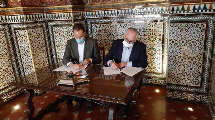 El alcalde de Arjona, José Latorre, y el delegado de Fomento, Jesús Estrella, firman el convenio marco de colaboración