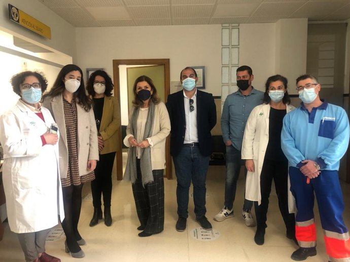 La delegada de Salud y Familias, María Jesús Botella (centro), en su visita al Centro de Salud de Castro del Río.