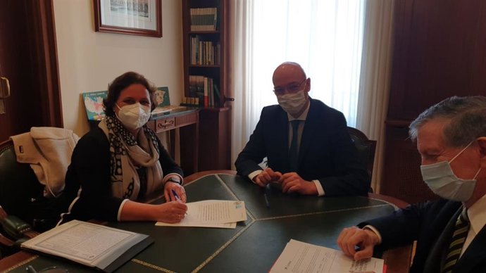 María Regla Pereira en la firma de los acuerdos