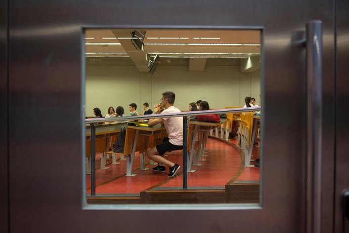 Archivo - Foto de archivo de una clase de la Universitat Pompeu Fabra (UPF) en Barcelona. 